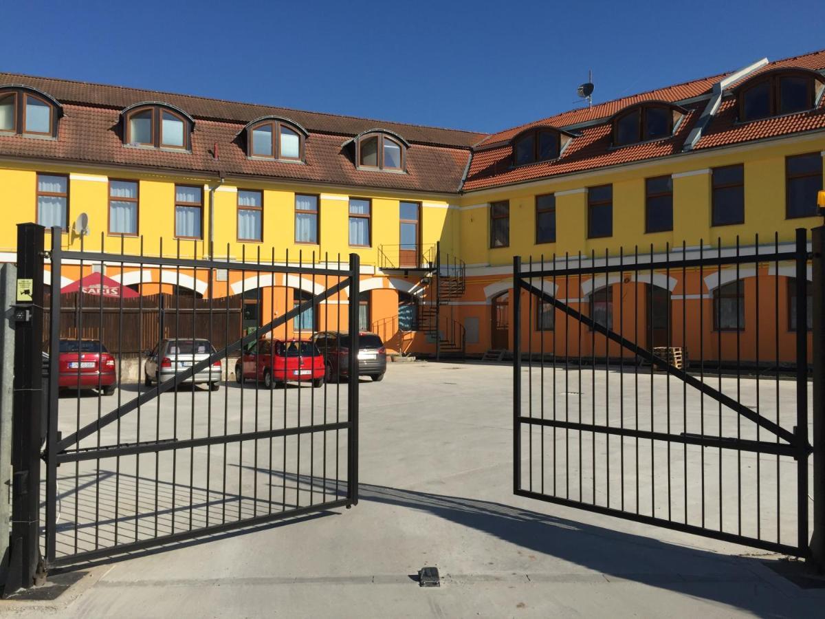 Spišská Nová Ves Penzion Resa מראה חיצוני תמונה